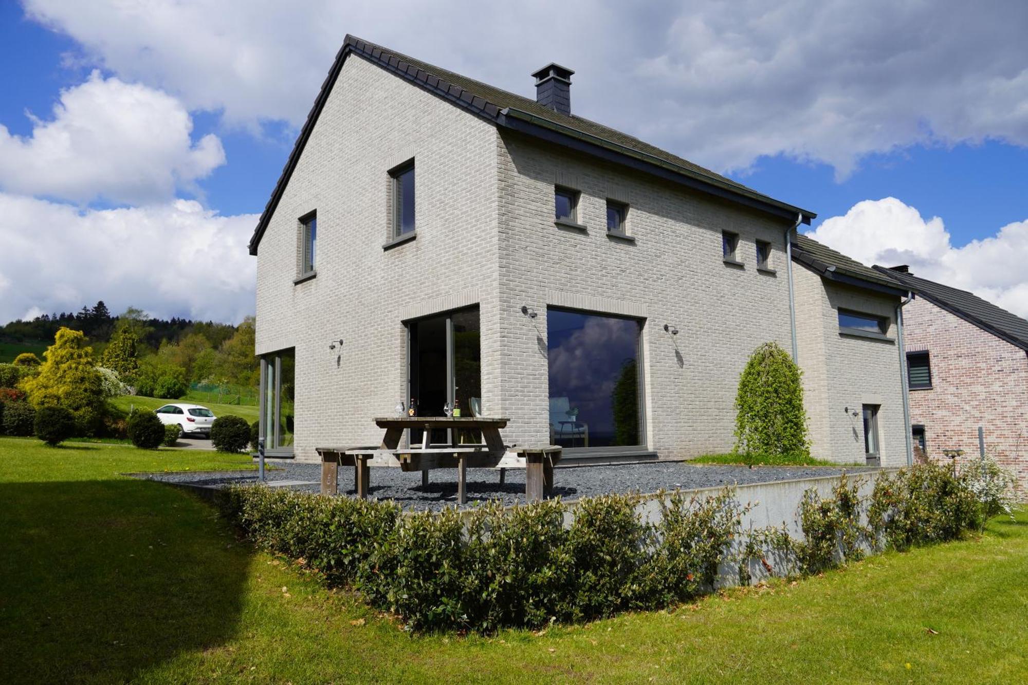Petite perle en Haute Ardenne avec vue sur la vallée, cabine infra-rouge et bain balnéo Lierneux Esterno foto