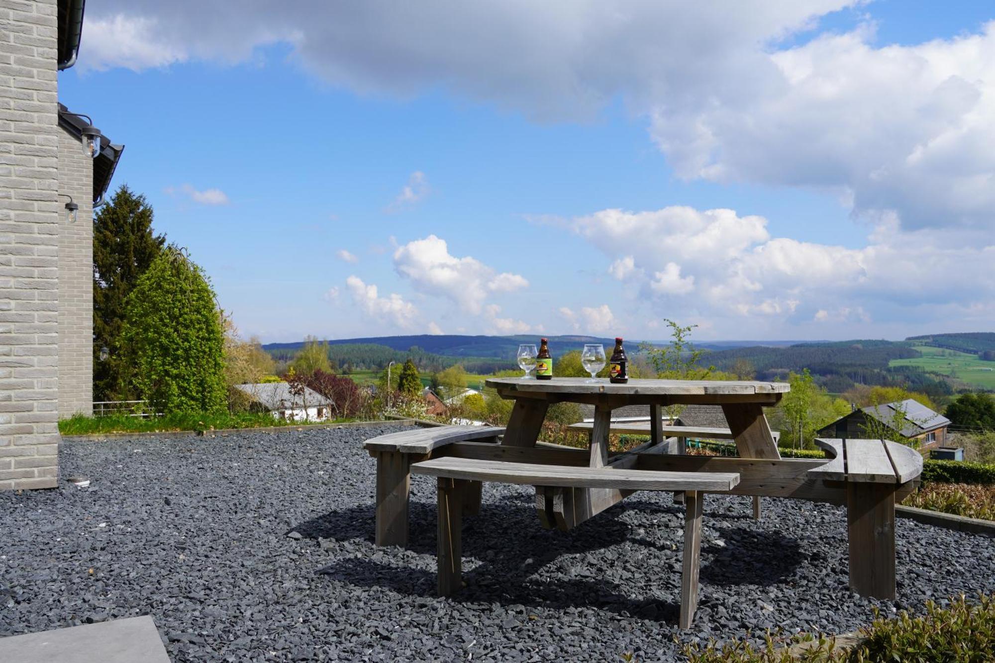 Petite perle en Haute Ardenne avec vue sur la vallée, cabine infra-rouge et bain balnéo Lierneux Esterno foto